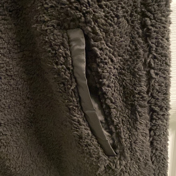 NWT Sage Collective Women's Sherpa Fleece Lined Plush Vest in Black - Picture 4 of 8